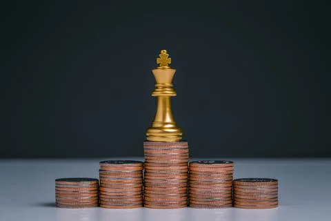 Gold king chess on stack of coins, money power or saving money, financial gro Foto stock
