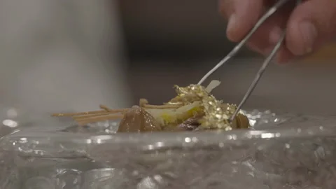 Gold leaf placed on dessert Видео 335703181