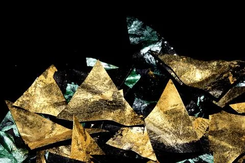 Gold metallic geometric triangle paint background on black paper 库存插图