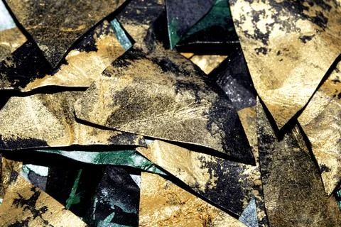 Gold metallic geometric triangle paint background on black paper 库存插图