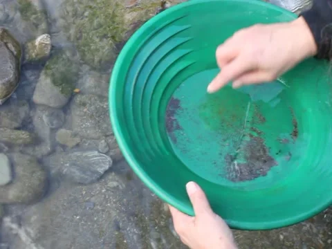 Gold Nugget mining from the River Vidéo 46317792
