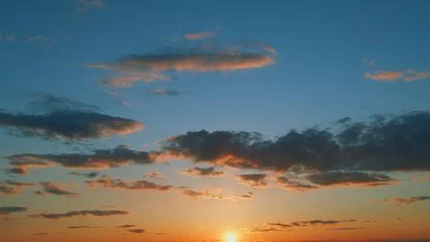 Gold orange sunset sky cloudscape. Dramatic sunset. Summer sky. Timelapse. 写真素材