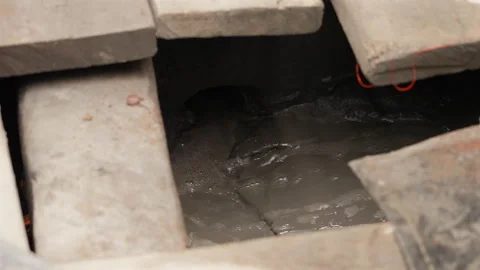 Gold Ore Processing Slurry Draining Under Floor in La Rinconada Stockbeeldmateriaal 345124442