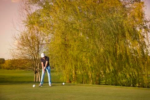 Gold player teeing-off. Foto stock