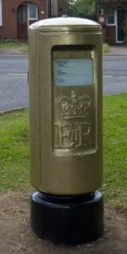 Gold Postbox Foto stock