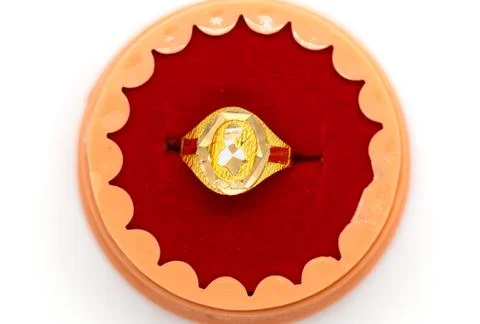 Gold ring on the box Foto stock