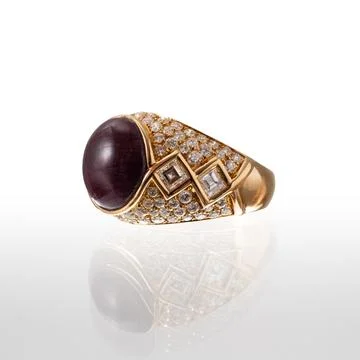 Gold ring with cabochon ruby 库存照片