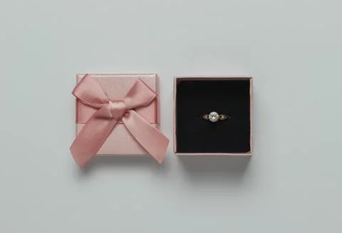 Gold ring in gift box Stockfoto's