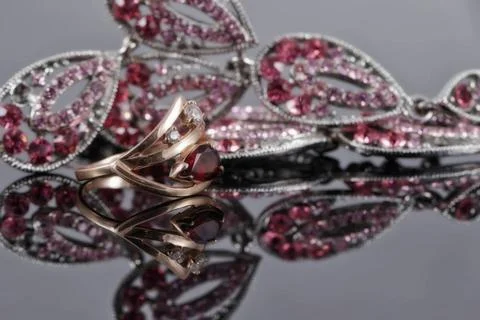 Gold ring with a ruby in the background of fashion jewelry gold ring with ... 스톡 사진