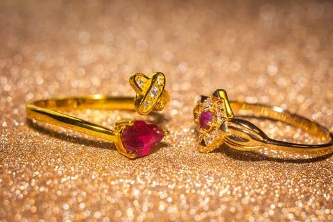 Gold ring with ruby 库存照片