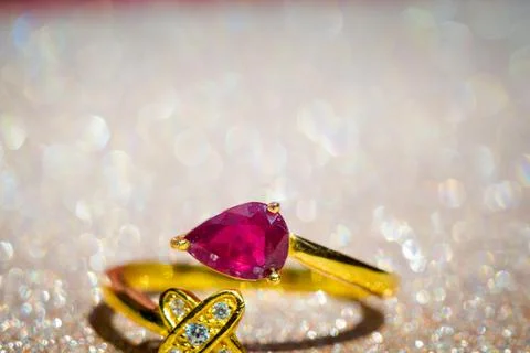 Gold ring with teardrop ruby stone 库存照片