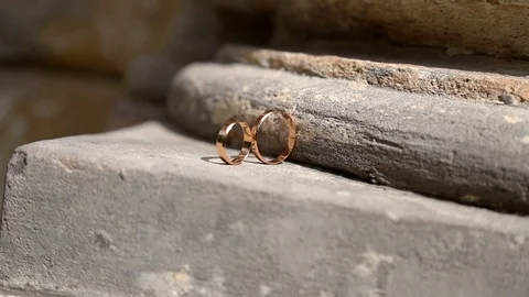 Gold rings on a background Vidéo 123761153