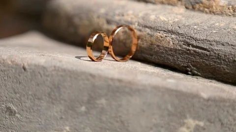 Gold rings on a background Vidéo 123761257
