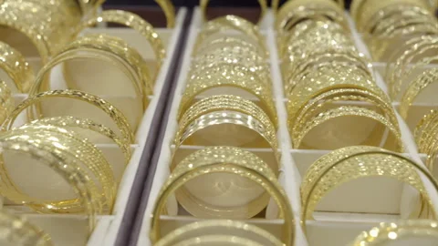 Gold rings in show case in store in Dubai Vídeos de archivo 245499121
