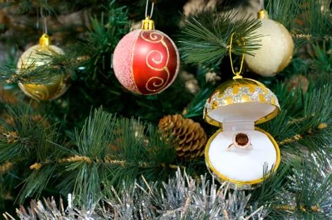 Gold ruby ring as christmas tree decoration 库存照片