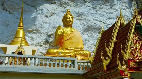 Gold Statue of the Buddha at Wat Tham Kisap Temple 库存影片 57285535