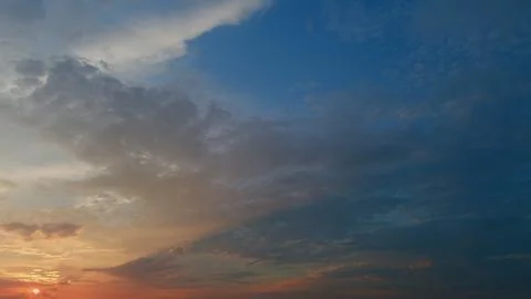 Gold sunset sky cloudscape. Dramatic sunset. Summer sky. Timelapse. Foto stock