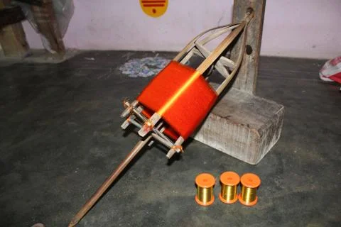 Gold thread being prepared for weaving loom saress in village Foto stock
