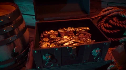 Gold treasure shimmers inside treasure chest lit by torchlight and water Vídeos de archivo 336101601