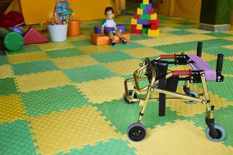 Gold walker mobility device is positioned in a therapy space designed for c.. Foto stock