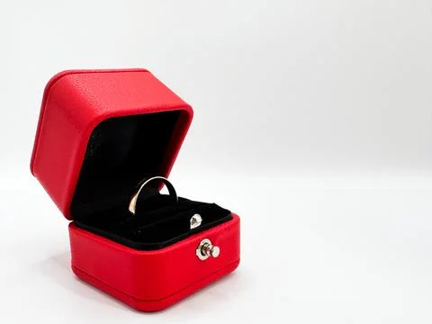 Gold wedding ring without diamonds in red wedding ring box in open position.. Stock-Fotos
