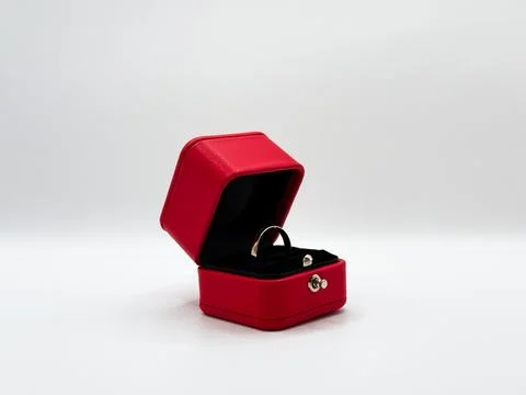 Gold wedding ring without diamonds in red wedding ring box in open position.. Stock-Fotos