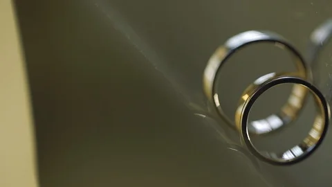 Gold Wedding Rings macro closeup lensflare shoot diamon Jewellery Vídeo Stock 114488497