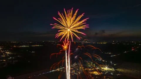 Golden And Red Fireworks Explode Brilliantly In The Night Sky, Creating A M.. Foto stock