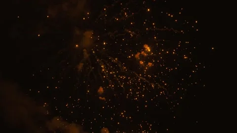 Golden and red fireworks exploding in dark night sky 스톡 동영상 343160266