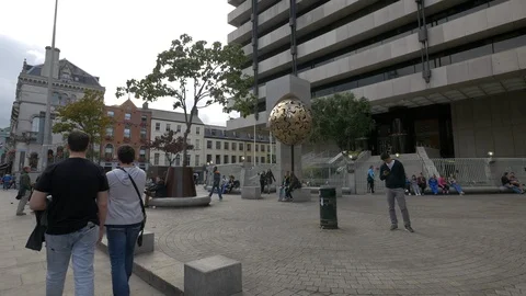 A golden ball monument by a building Vídeos de archivo 86505166