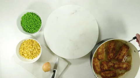 Golden batter deep fried fish fillet, served with green peas, sweet corn, and sl Stock Footage 135416390