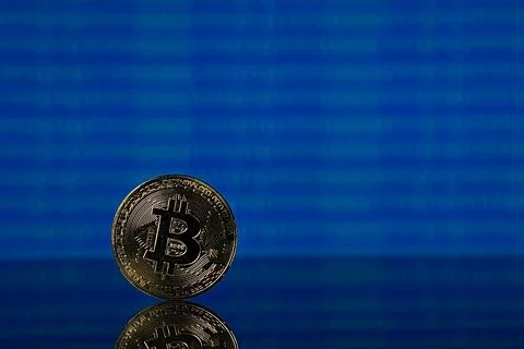 Golden bitcoin, binary code on a blue background 库存照片