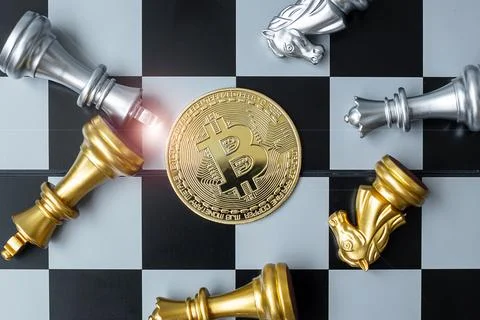 Golden Bitcoin cryptocurrency coin stack and Chess piece on chessboard, Crypt Fotos de archivo