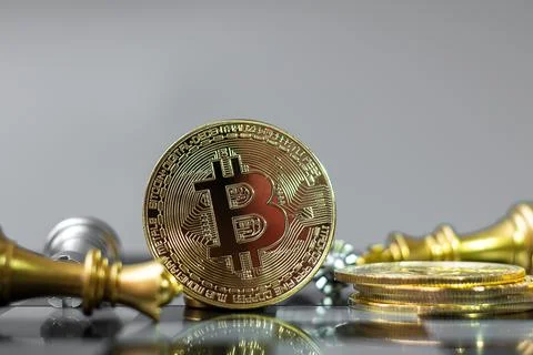 Golden Bitcoin cryptocurrency coin stack and Chess piece on chessboard, Crypt Fotos de archivo