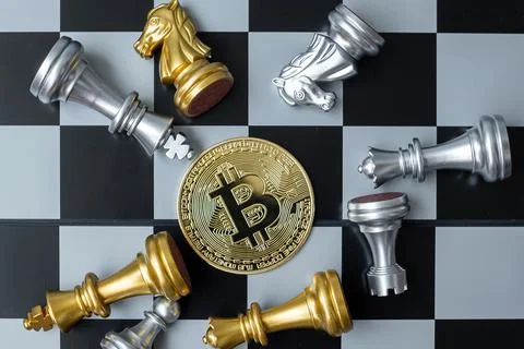 Golden Bitcoin cryptocurrency coin stack and Chess piece on chessboard, Crypt Fotos de archivo
