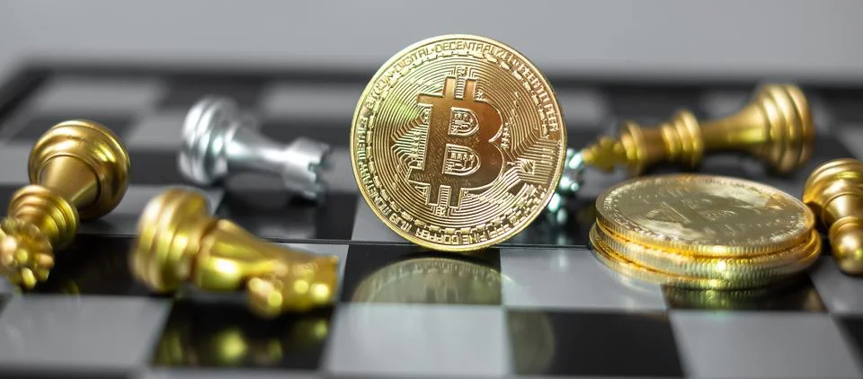 Golden Bitcoin cryptocurrency coin stack and Chess piece on chessboard, Crypt Fotos de archivo