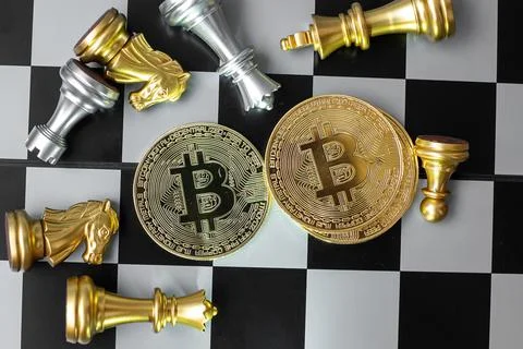 Golden Bitcoin cryptocurrency coin stack and Chess piece on chessboard, Crypt Fotos de archivo