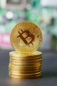 Golden Bitcoin Stack Cryptocurrency Bank System Foto stock