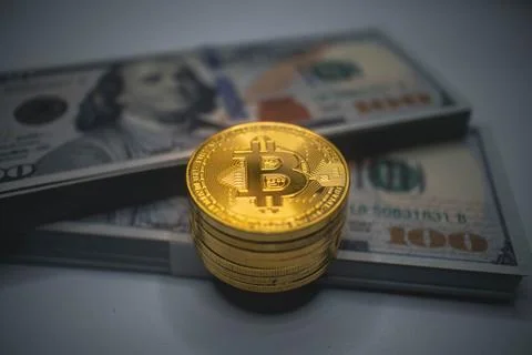 Golden Bitcoin Stack with US Dollar Background. Foto stock