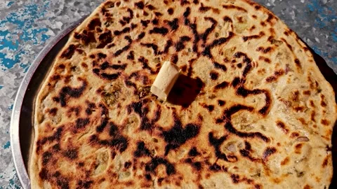Golden-Brown Crispy Layers of Stuffed Paratha, Mussoorie Vídeo Stock 258816519