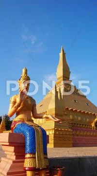 Golden buddha sculpture and temple Stock Photos