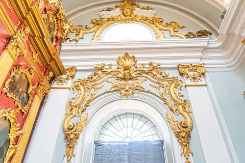 Golden ceiling, ornate patterns, red walls, St Andrews Church interior, nat.. Foto stock