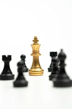 Golden Chess King standing to Be around of other chess, Concept of a leader m Foto stock