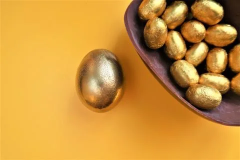 Golden chocolate Easter eggs  with copy space 스톡 사진