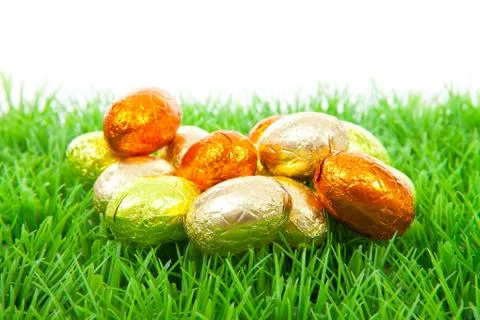 Golden chocolate easter eggs on grass Foto stock