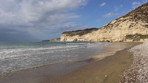 Golden Cliffs and Waves at Kourion Beach Vídeos de archivo 294993420