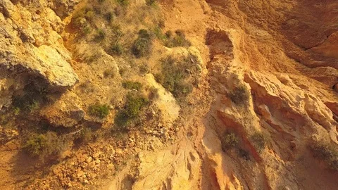 Golden cliffs, beach and waves Vidéo 98365471