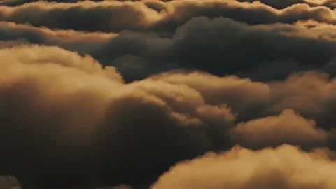Golden clouds rolling over the mountains near Popocatepetl in Izta Popo Vídeo Stock 345979650