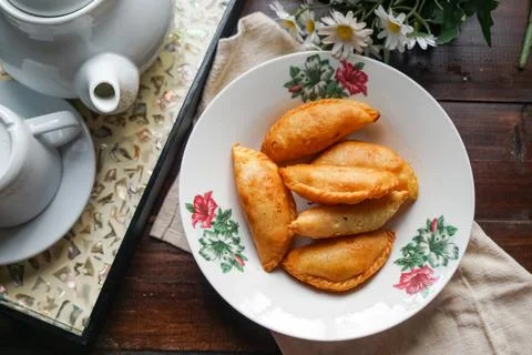 Golden Curry Puffs With Rustic Tea Set Fotos Stock