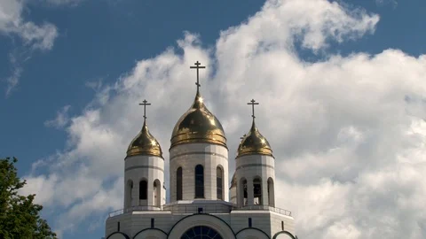 Golden domes of cathedral of Christ Savior against blue of sky Video stock 112089591